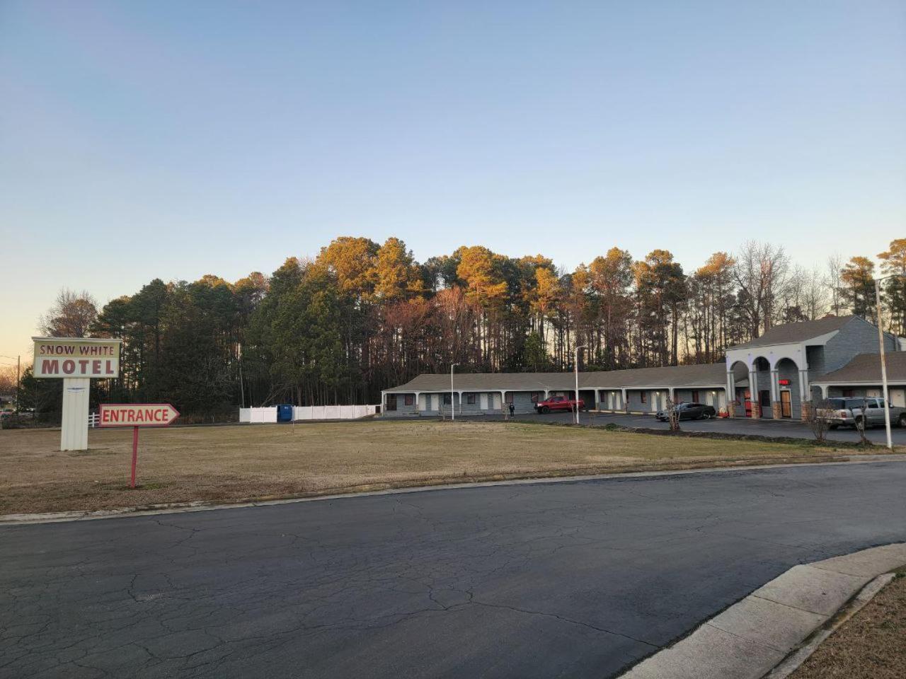 Snow White - Richmond South Motel Bellwood Exterior photo